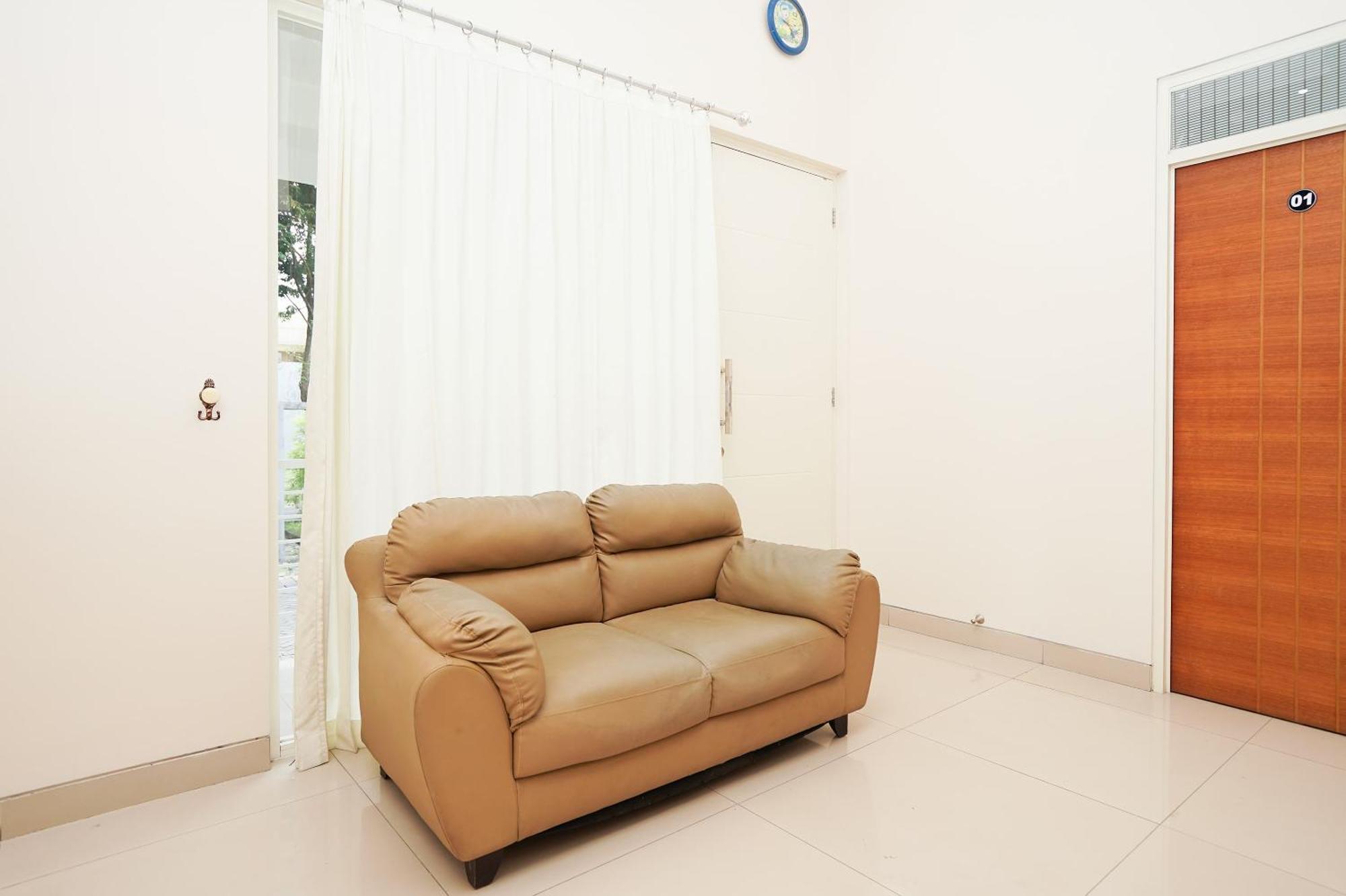 Oyo 782 Menjangan Residence At Citraland 1 Surabaya Buitenkant foto